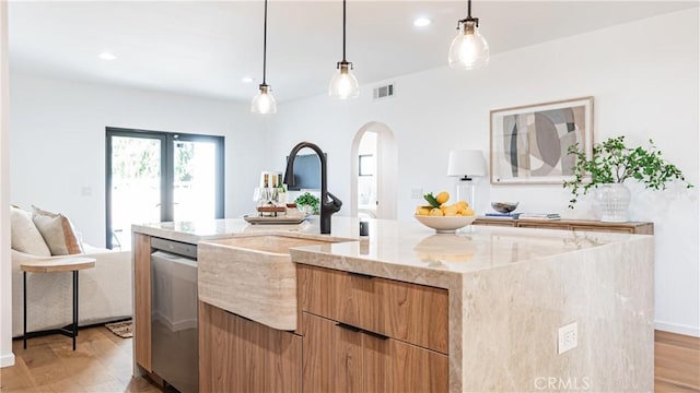 6652 Hough St, Los Angeles, CA 90042 - kitchen featuring open floor plan, visible vents, modern cabinets, a spacious island, and a sink