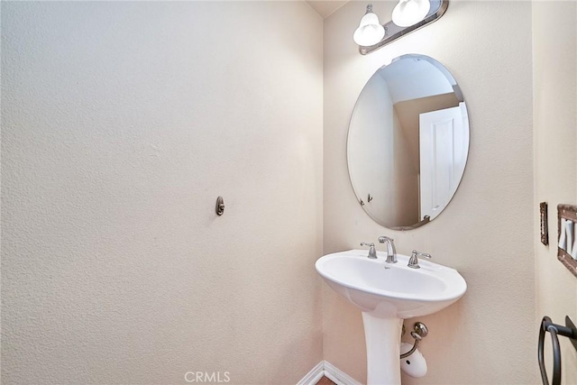 bathroom featuring a sink