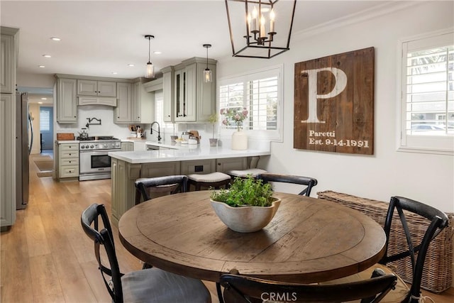 interior space featuring light wood-style flooring, crown molding, and recessed lighting