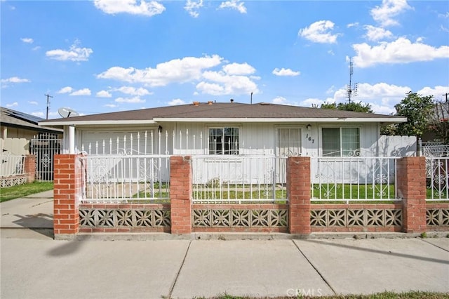 view of front of property featuring a fenced front yard