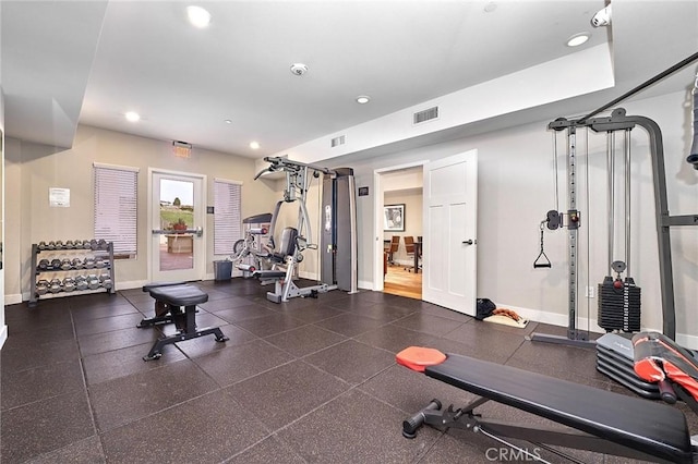 exercise room with baseboards, visible vents, and recessed lighting