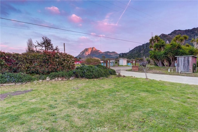 view of yard featuring a mountain view