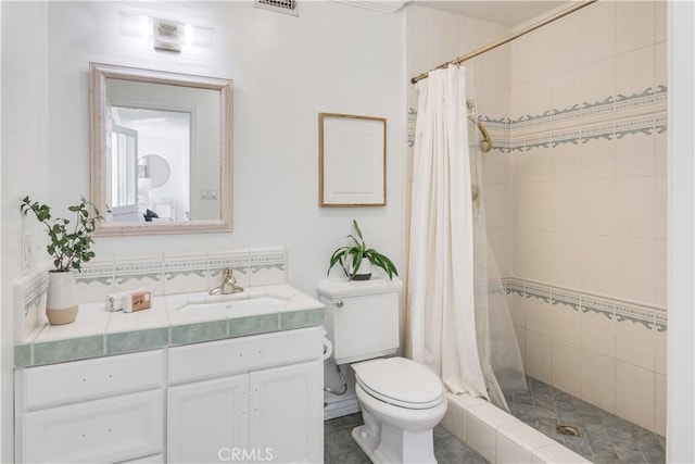 bathroom featuring visible vents, tiled shower, vanity, and toilet