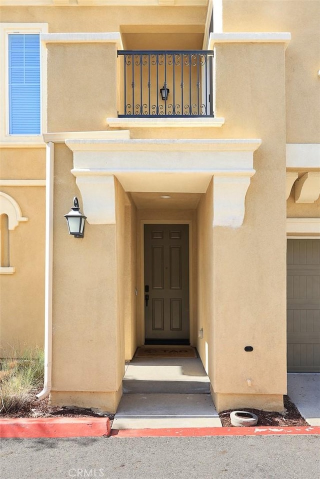 view of exterior entry with stucco siding