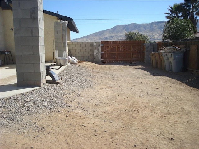 view of yard with fence and a mountain view