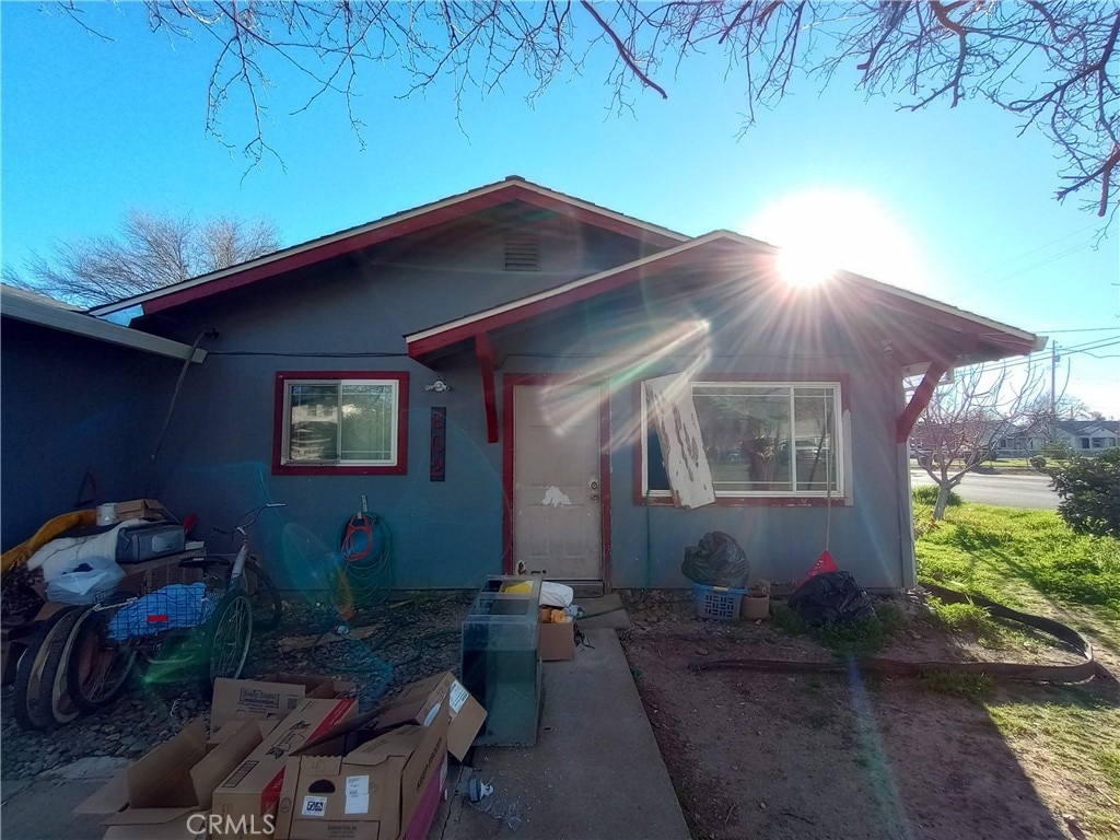 bungalow featuring stucco siding