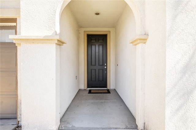 view of exterior entry featuring stucco siding