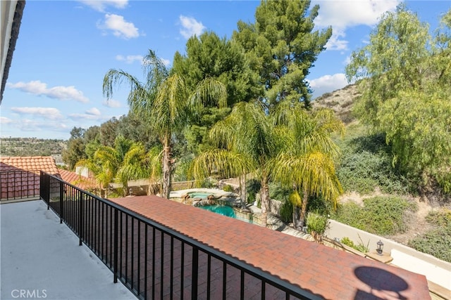 balcony featuring an in ground hot tub