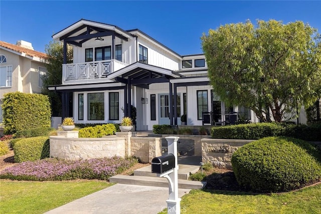 view of front of home featuring a balcony