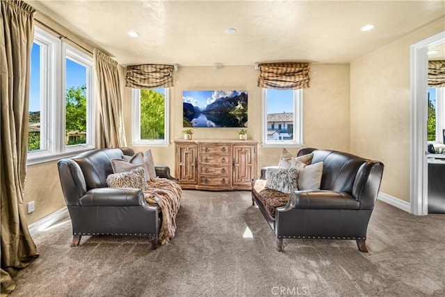 living area featuring recessed lighting, plenty of natural light, carpet flooring, and baseboards