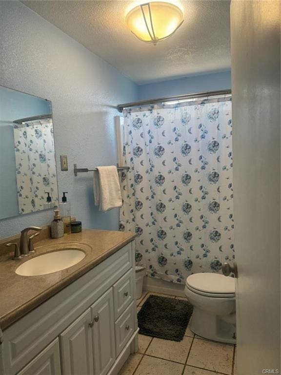 full bath with a textured ceiling, tile patterned flooring, toilet, and a shower with curtain