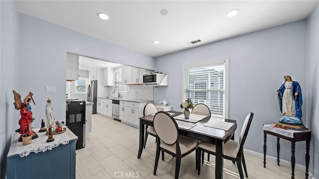 dining area featuring recessed lighting, visible vents, and baseboards