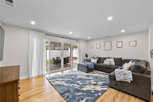living area with recessed lighting, baseboards, visible vents, and light wood-type flooring