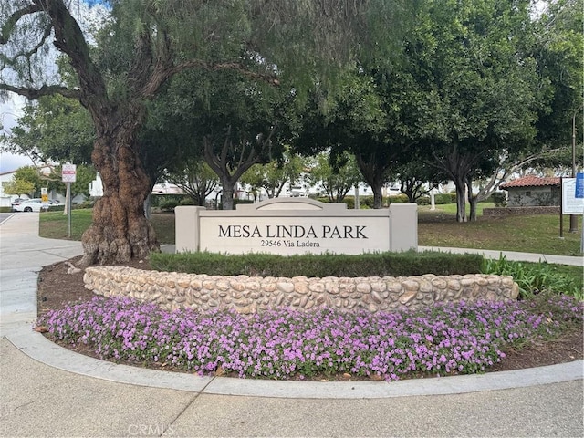 view of community / neighborhood sign