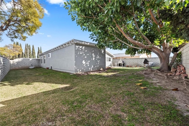 view of yard featuring a fenced backyard