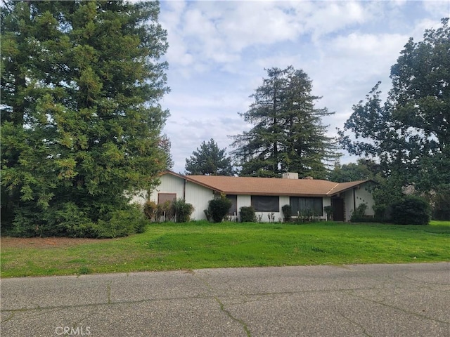 view of front of house featuring a garage and a front yard