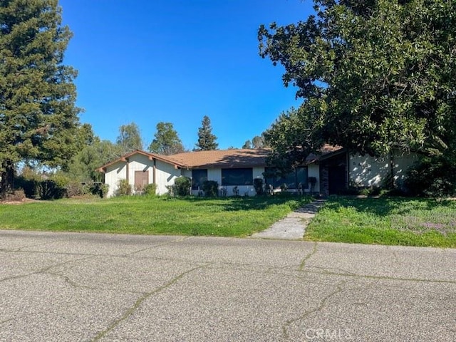 single story home with a front lawn