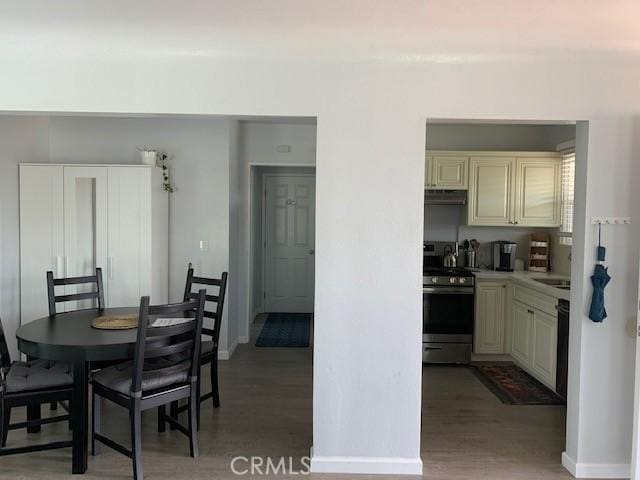 dining room featuring baseboards and light wood-style floors