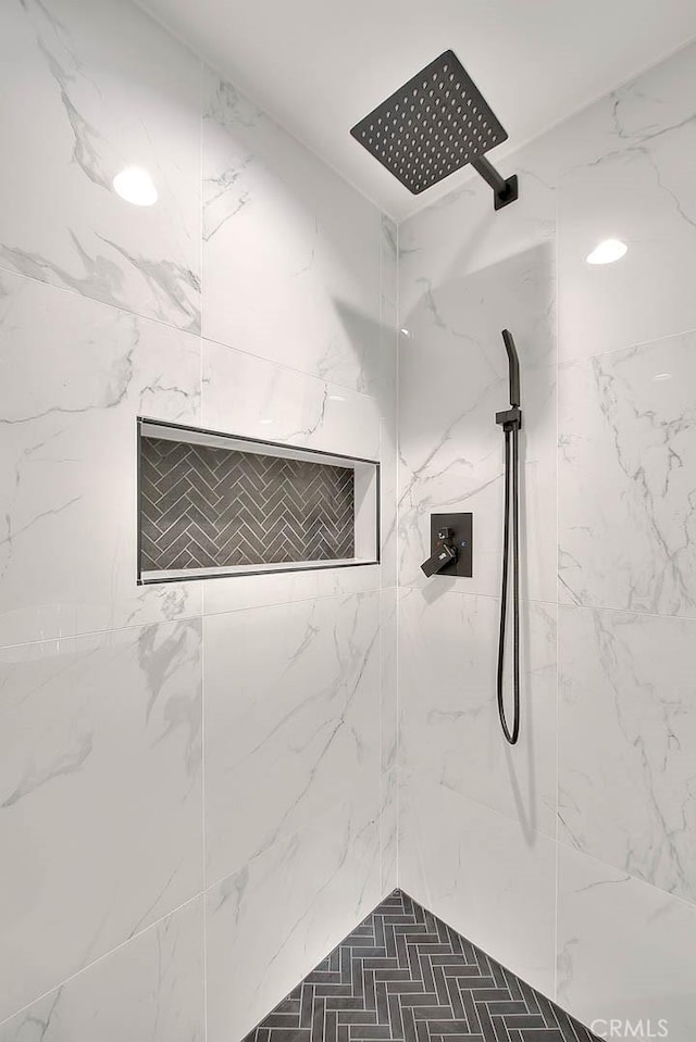 bathroom featuring tiled shower