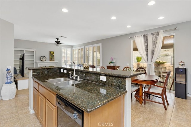 kitchen featuring a sink, plenty of natural light, dishwasher, and an island with sink