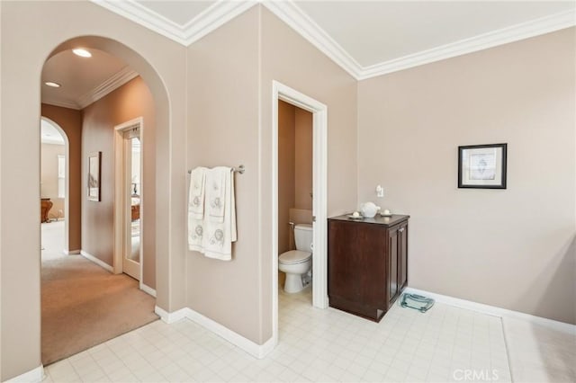 bathroom featuring crown molding, toilet, recessed lighting, and baseboards