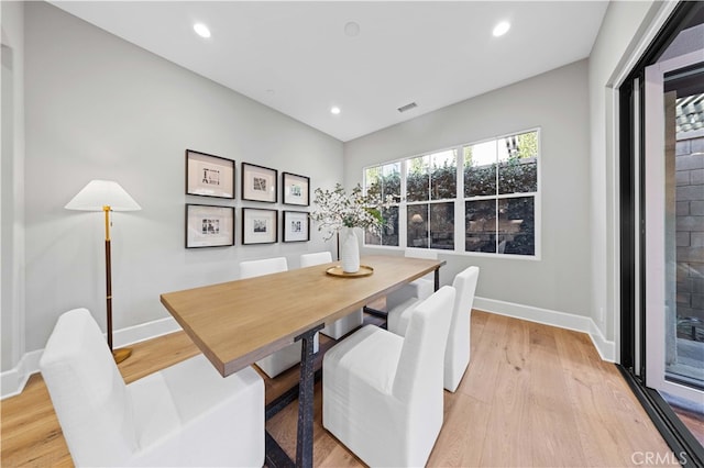 dining area featuring baseboards, light wood-style floors, visible vents, and recessed lighting