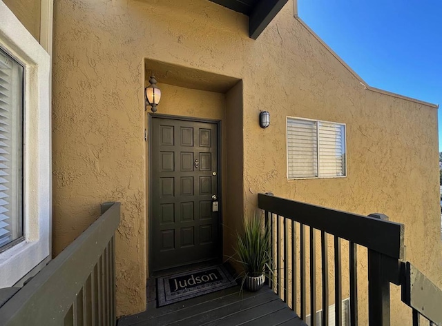 property entrance featuring stucco siding