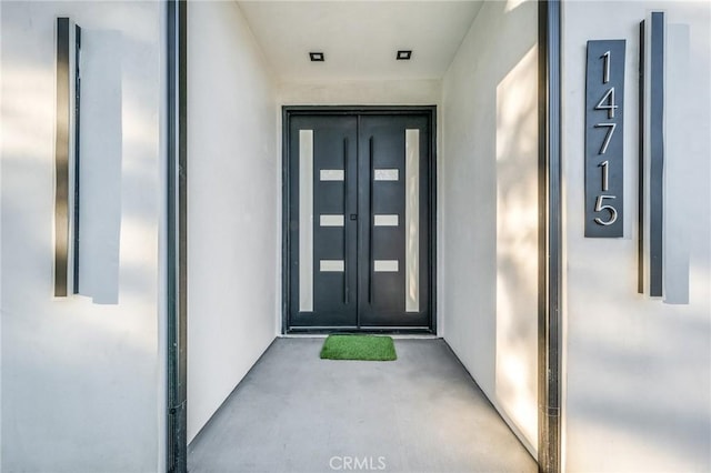 view of exterior entry with stucco siding