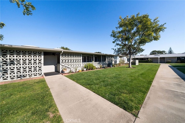 view of front of house featuring a front yard