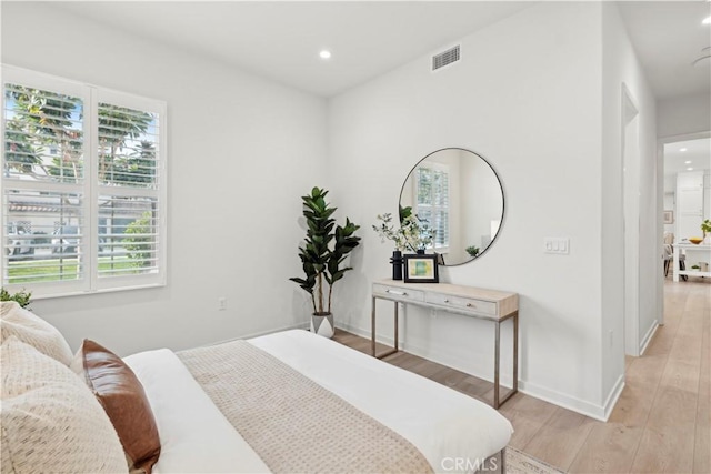 bedroom featuring light wood-style flooring, visible vents, baseboards, and recessed lighting