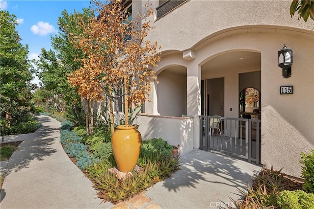 view of exterior entry featuring stucco siding