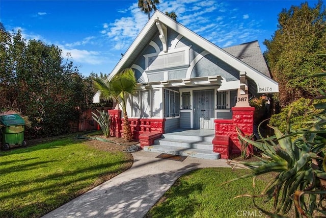 view of front of property with a front lawn