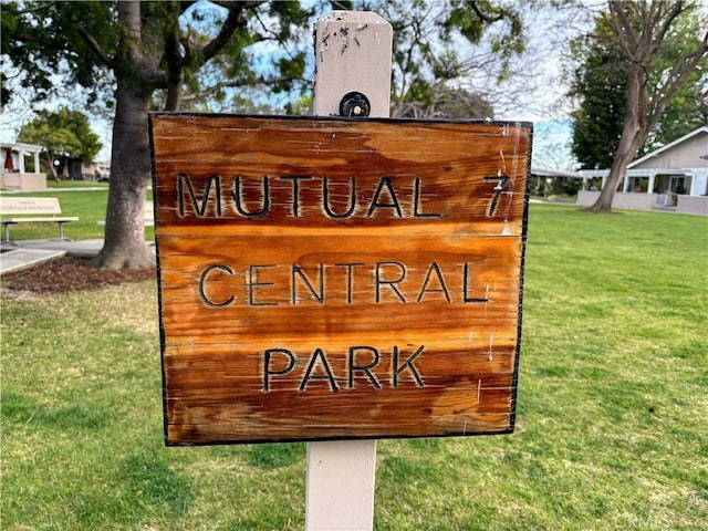 community / neighborhood sign featuring a lawn