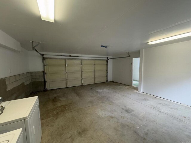 garage featuring washer / dryer