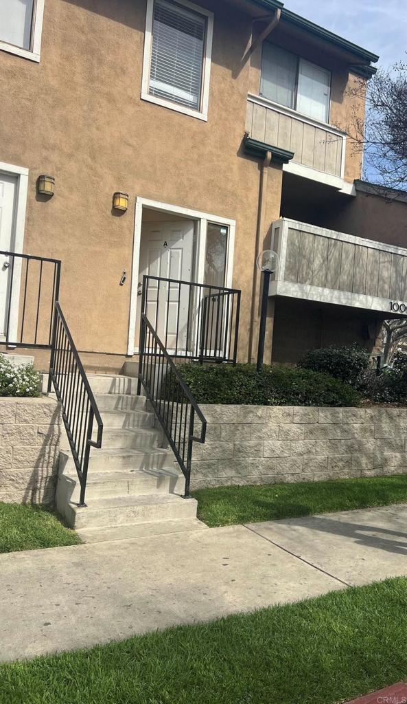 view of exterior entry with stucco siding