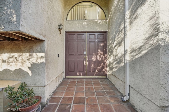 property entrance featuring stucco siding