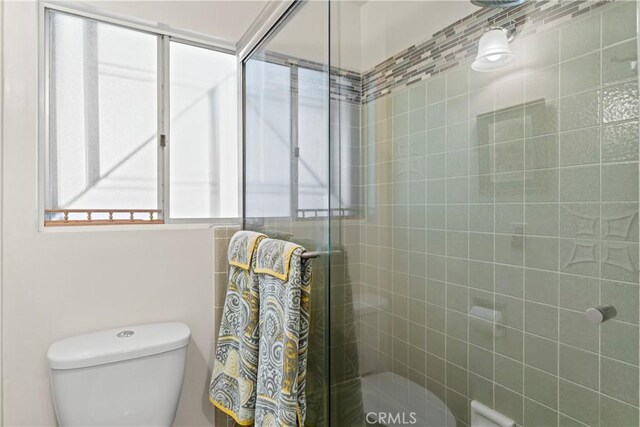 750 Zurich Dr, Lake Arrowhead, CA 92352 - full bathroom featuring toilet and a tile shower