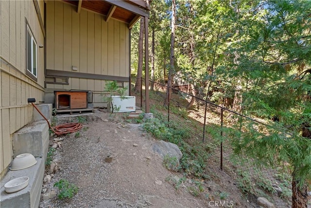 750 Zurich Dr, Lake Arrowhead, CA 92352 - view of yard featuring fence