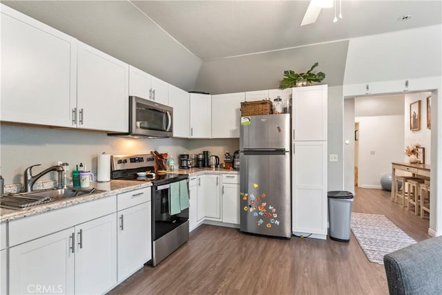 892 Breithorn Dr, Lake Arrowhead, CA 92352 - kitchen featuring ceiling fan, a sink, white cabinets, stainless steel appliances, and dark wood-type flooring
