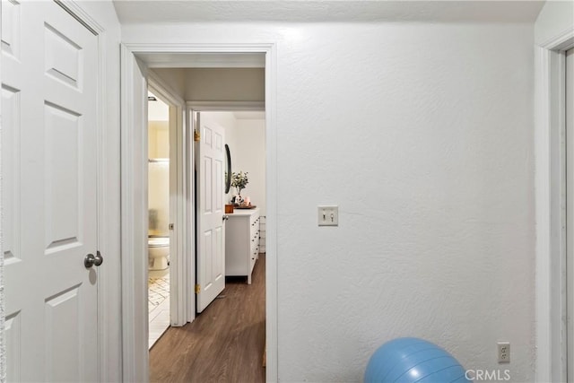 892 Breithorn Dr, Lake Arrowhead, CA 92352 - hallway featuring dark wood-style flooring and a textured wall