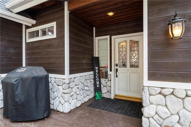 892 Breithorn Dr, Lake Arrowhead, CA 92352 - property entrance featuring stone siding