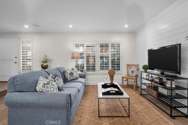 living room featuring recessed lighting, visible vents, and baseboards