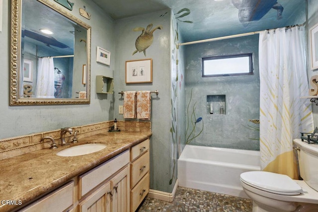 full bath with shower / tub combo with curtain, vanity, and toilet