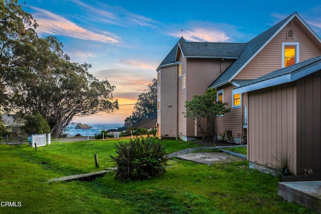 view of yard at dusk