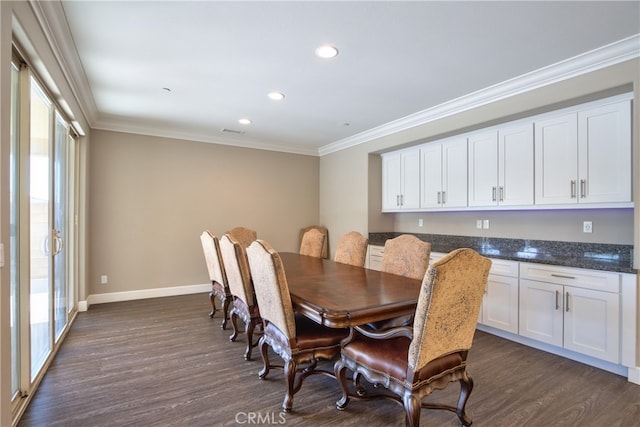 dining area featuring dark wood-style floors, recessed lighting, crown molding, and baseboards