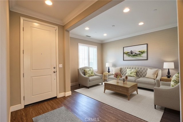 living area with baseboards, visible vents, ornamental molding, wood finished floors, and recessed lighting