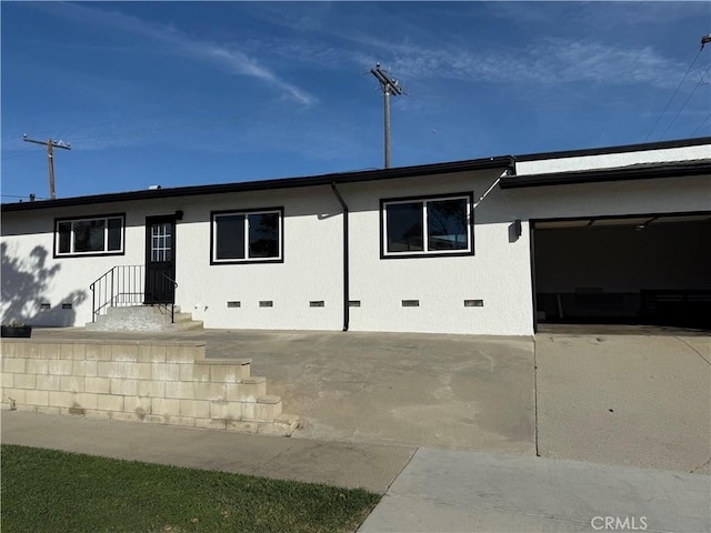 view of front facade featuring crawl space and an attached garage