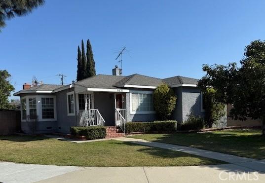 view of front facade with a front lawn