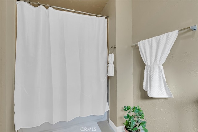 full bathroom featuring a shower with shower curtain