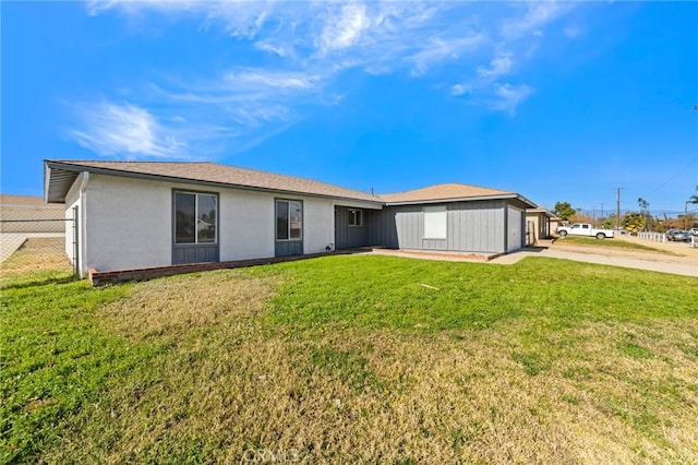 view of front facade featuring a garage, concrete driveway, and a front lawn